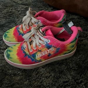 Girl youth Heely's. Size 3 only worn a handle full of times.